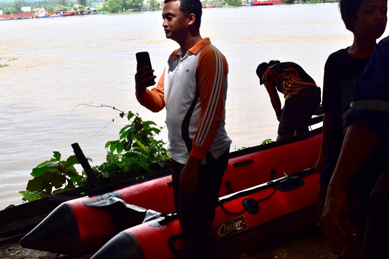 Tim SAR masih mencari Fahri, anak 13 tahun yang terseret arus di Sungai Mahakam, Samarinda, Ahad, 23 Juni 2024. FOTO: MUHAMMAD AL FATIH-KALTIMKECE.ID
