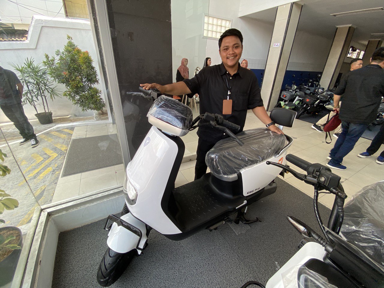 Yadea G6 dilengkapi dengan motor 2.000W dan Battery Graphene 72V 38Ah yang mampu menempuh jarak hingga 100 km dengan kecepatan maksimal 70 km/jam. FOTO: GIARTI IBNU LESTARI-KALTIMKECE.ID. 