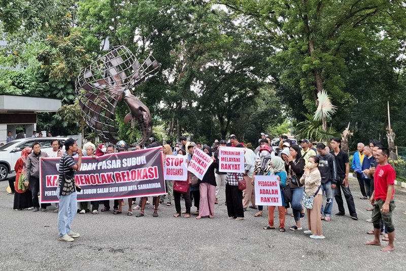 Aksi demonstrasi puluhan pedagang Pasar Subuh di Balai Kota Samarinda, Selasa, 29 April 2025. FOTO: LA HAMSAH-KALTIMKECE.ID
