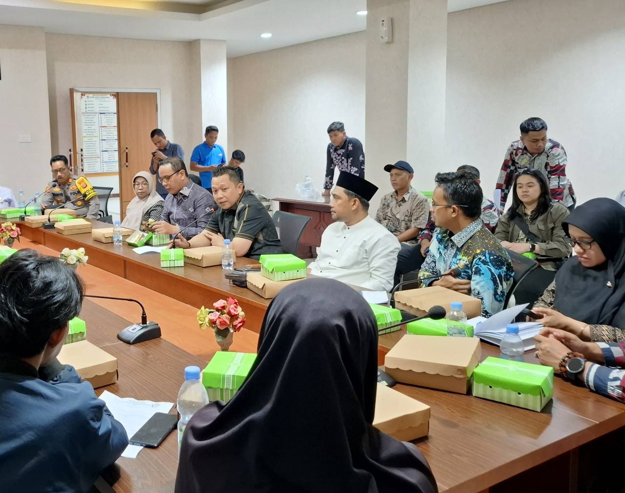 Abdul Rohim (berkemeja putih) saat rapat membahas upah pekerja Teras Samarinda tahap satu. FOTO: LA HAMSAH-KALTIMKECE.ID
