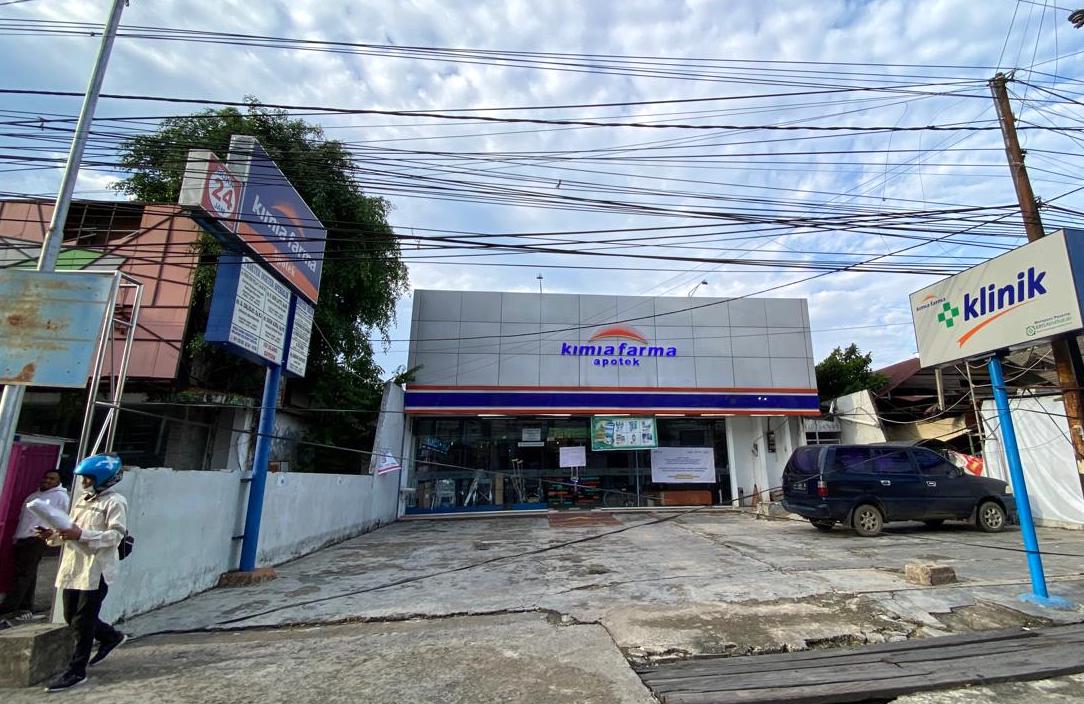Apotek Kimia Farma di Jalan Pangeran Hidayatullah, Samarinda Kota. Jenazah BR ditemukan di gudang apotek tersebut. FOTO: GIARTI IBNU LESTARI-KALTIMKECE.ID