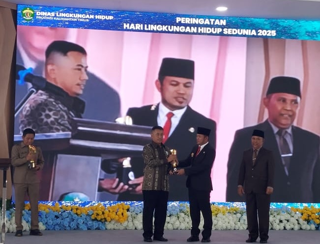 Gubernur Kaltim Rudy Mas'ud menyerahkan penghargaan Proper Emas kepada pewakilan PT Berau Coal, Senin, 23 Juni 2025. FOTO: PT BERAU COAL