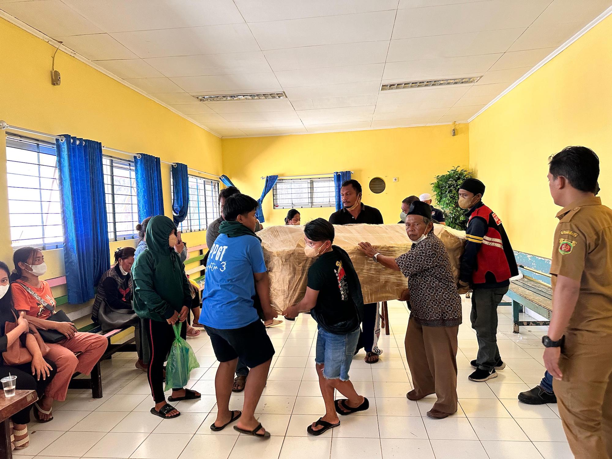 Jenazah BR disemayamkan setelah diautposi. Ia sempat hilang selama 18 hari sebelum ditemukan meninggal. FOTO: ARSIP KELUARGA   