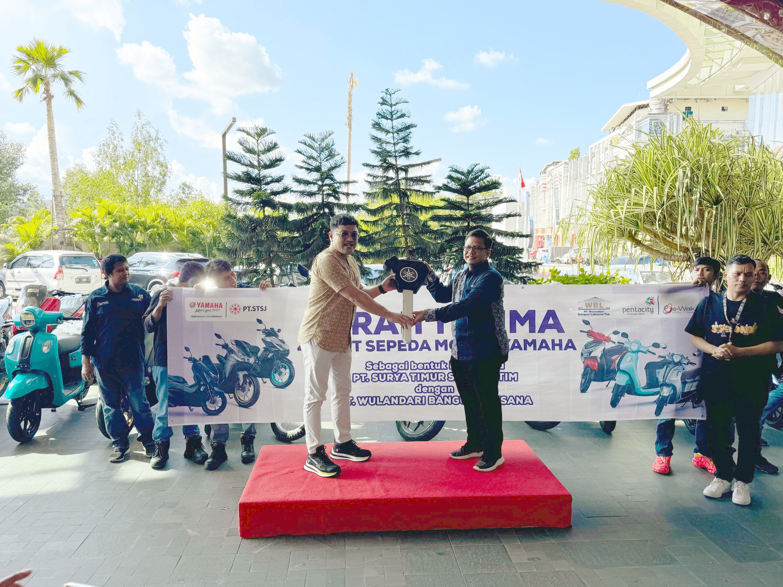 43 unit sepeda motor Yamaha berbagai varian diserahterimakan pada Jumat, 31 Mei 2024 di Mal Pentacity. FOTO; ISTIMEWA. 