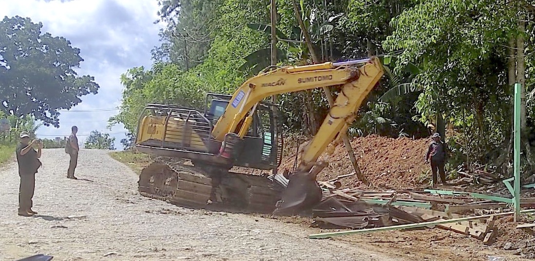 Pembongkaran halte yang telah diperbaiki warga pada pengujung 2024. Munip selaku kepala Desa Telemow ikut dilaporkan ke polisi. FOTO: DOKUMENTASI WARGA