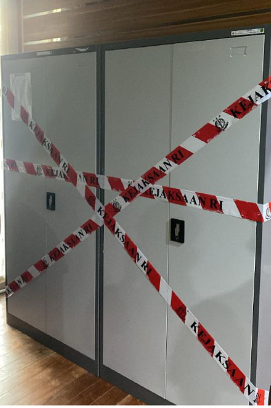 Penyitaan barang bukti dari lemari penyimpanan dokumen di salah satu ruangan DBON di Kantor Dispora Kaltim pada Senin, 26 Mei 2025. FOTO: DOK. KEJATI KALTIM