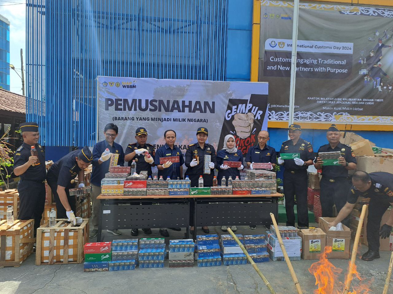 Pemusnahan rokok dan miras ilegal oleh Kantor Wilayah Dirjen Bea dan Cukai Kalbagtim. FOTO: SURYA ADITYA-KALTIMKECE.ID