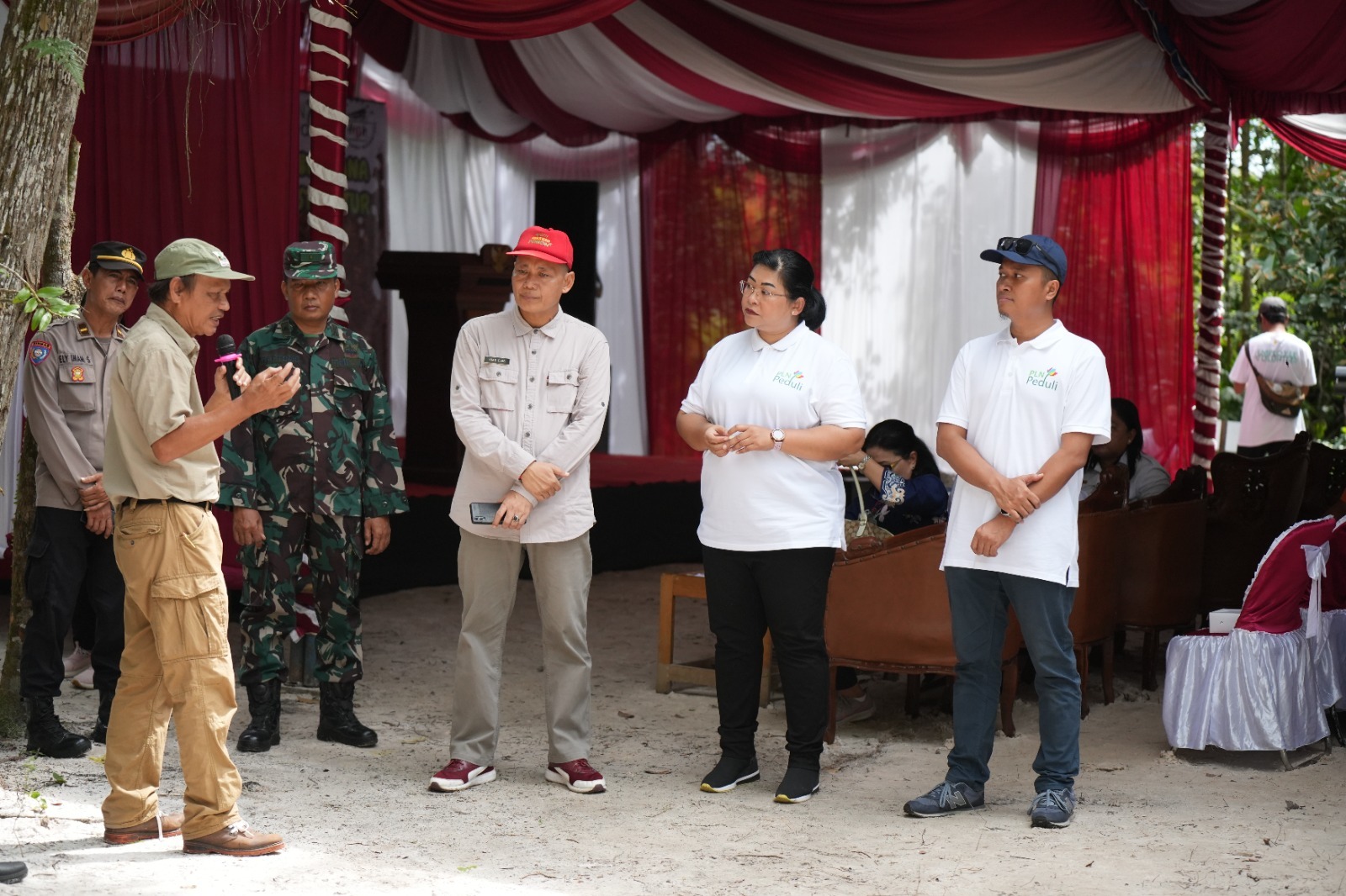 Januminro Bunsal, Ketua Pengelola Hutan Gambut Jumpun Pambelom, memberikan pemaparan kepada Yuas Elko selaku Staf Ahli Gubernur Bidang Ekonomi, Keuangan, dan Pembangunan (Ekbang); Rahayu Arimbi, Senior Manager Keuangan Komunikasi dan Umum PLN UIP3B Kalimantan; dan  Bayu Putra Andrianto, Manager UPT Palangkaraya mengenai program pelatihan pemadam kebakaran di lahan gambut. FOTO; ISTIMEWA. 