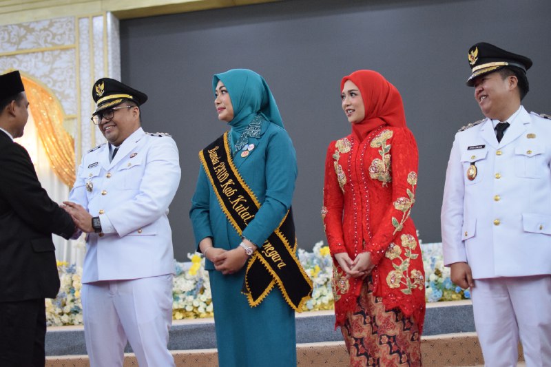 Seusai pelantikan, Aulia Rahman Basri dan Nyonya serta Rendi Solihin dan Nyonya dberikan selamat oleh Gubernur Kaltim Rudi Mas'ud di Lamin Etam, Kawasan Kantor Gubernur Kaltim, Samarinda. FOTO: M AL FATIH-KALTIMKECE.ID