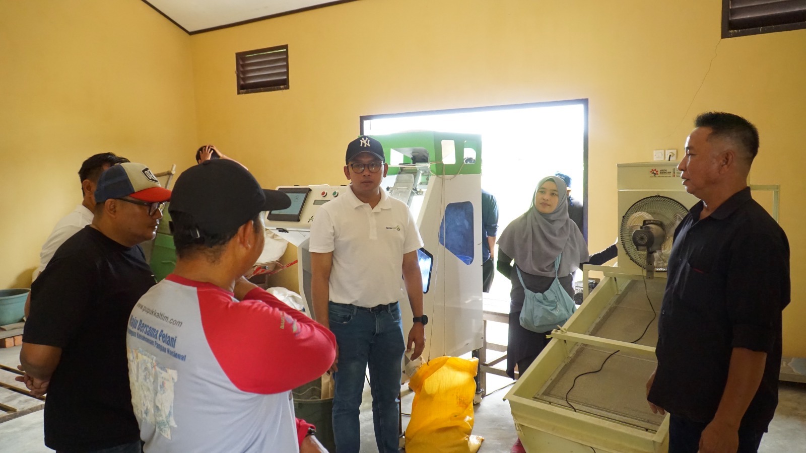 Rumah Produksi Beras Siang Mas di Kampung Tasuk. Hasil panen para petani dibawa ke tempat ini untuk menghasilkan beras. FOTO: PT BERAU COAL 
