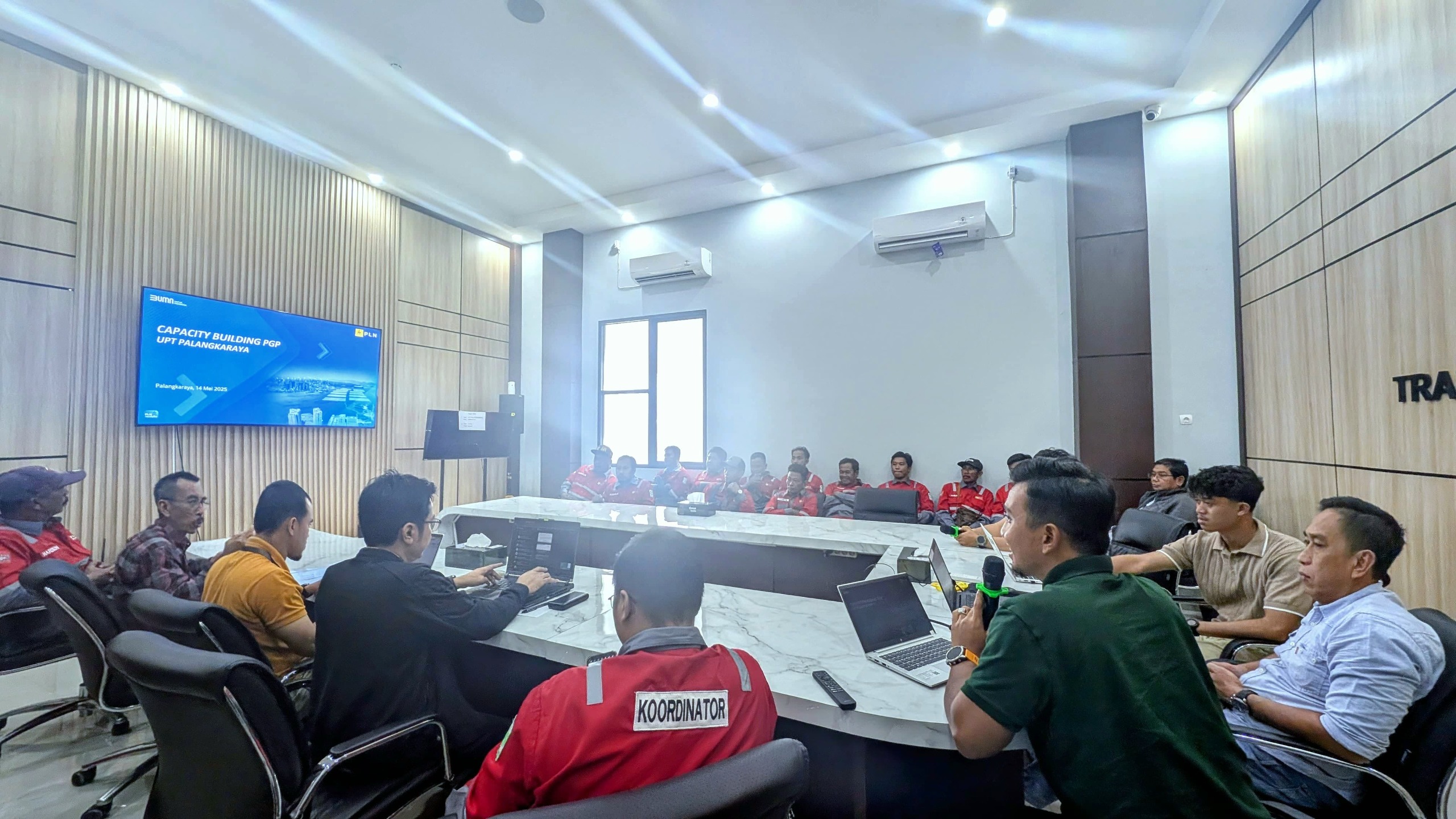 Suasana kegiatan Capacity Building bagi PGP yang diselenggarakan di ruang rapat PLN UPT Palangkaraya pada tanggal 14-16 Mei 2025. FOTO; ISTIMEWA. 