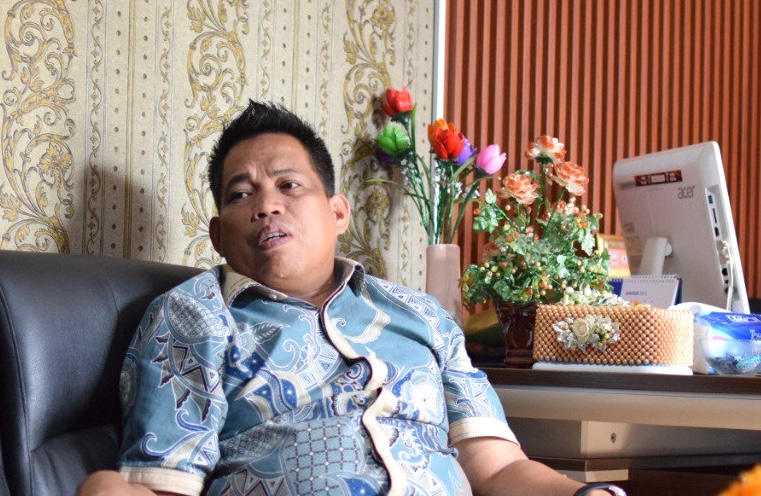 Kepala Desa Batuah, Abdul Rasid, saat diwawancarai kaltimkece.id. FOTO: M AL FATIH-KALTIMKECE.ID