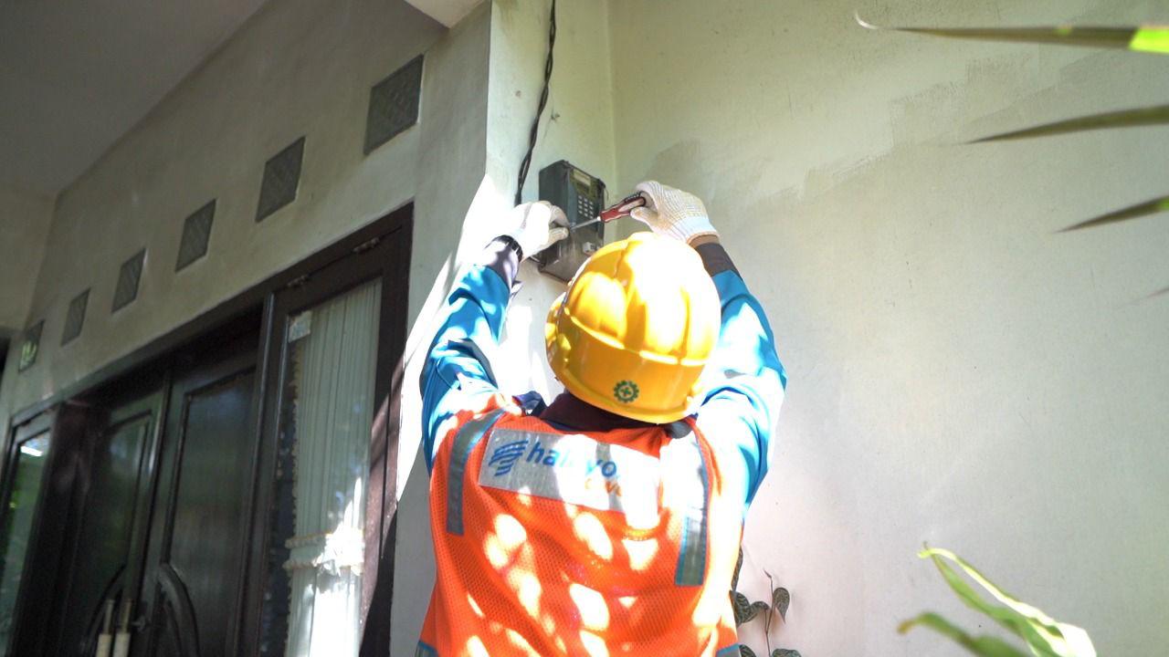 Ilustrasi petugas PLN saat memeriksa instalasi kWh meter milik pelanggan. FOTO; ISTIMEWA. 