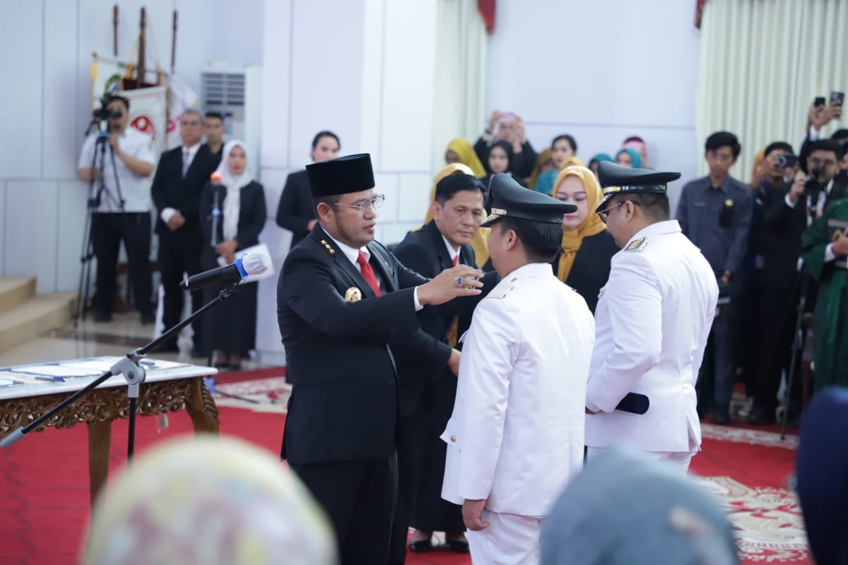 Gubernur Kaltim, Rudy Mas'ud, melantik Bupati dan Wakil Bupati Kukar terpilih, Aulia Rahman Basri dan Rendy Solihin, untuk masa jabatan 2025-2030. FOTO; ISTIMEWA. 