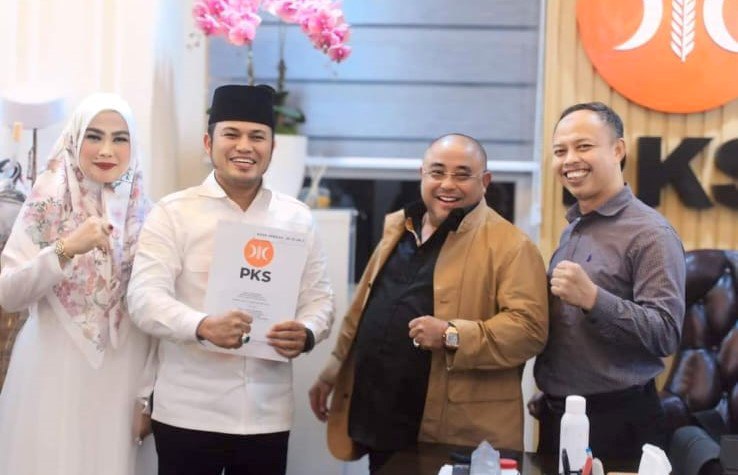 Bakal calon gubernur Kaltim, Rudy Mas'ud, ketika menerima surat rekomendasi dari Sekjen PKS, Habib Aboe Bakar Al Habsyi. FOTO: ISTIMEWA 
