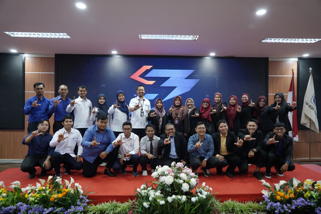 Seluruh peserta kegiatan dari pihak PLN dan Politeknik Negeri Tanah Laut (Politala) berfoto bersama usai acara penandatanganan kerja sama. FOTO; ISTIMEWA. 