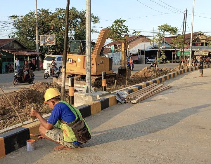 Bahu jalan di depan Terminal A Samarinda Seberang sedang dicat. Menyambut kedatangan Presiden Jokowi, Rabu, 28 Februari 2024. FOTO: GIARTI IBNU LESTARI-KALTIMKECE.ID