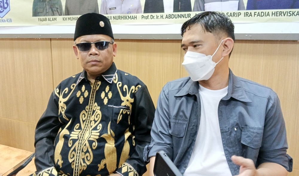 Prof Abdunnur (kiri) dan Muhammad Sarip, penulis buku Sejarah Islam di Kalimantan Timur: Empat Setengah Abad Jaringan Dakwah, Ulama, dan Peradaban dari Kerajaan hingga Republik. FOTO: RISNA-KALTIMKECE.ID