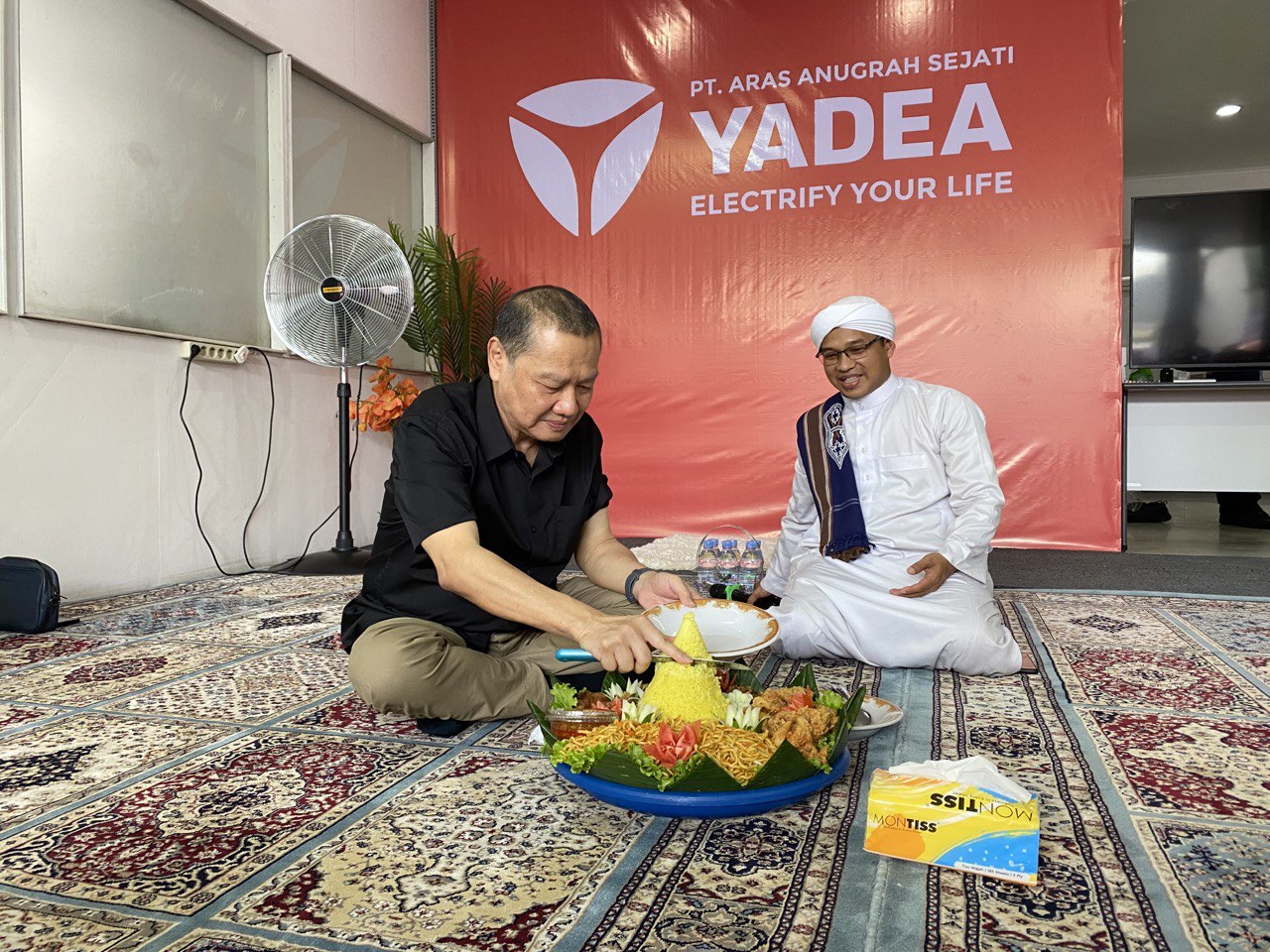 Owner PT Aras Anugrah Sejati, Andi Ananta Putra Suardana, memotong tumpeng sebagai tanda dibukanya Diler Yadea Kaltimtara di Samarinda. FOTO: GIARTI IBNU LESTARI-KALTIMKECE.ID. 