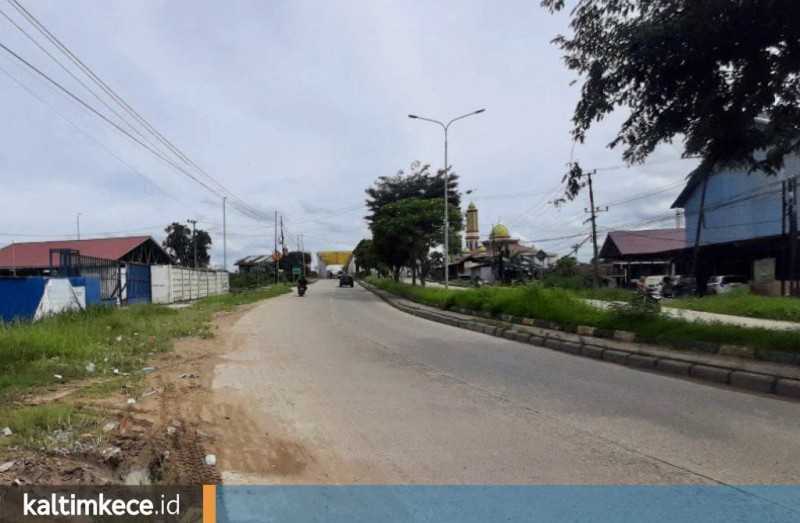 Jalan provinsi di Palaran yang menghubungkan Samarinda dengan Kecamatan Sangasanga, Kutai Kartanegara. FOTO: ARSIP KALTIMKECE.ID