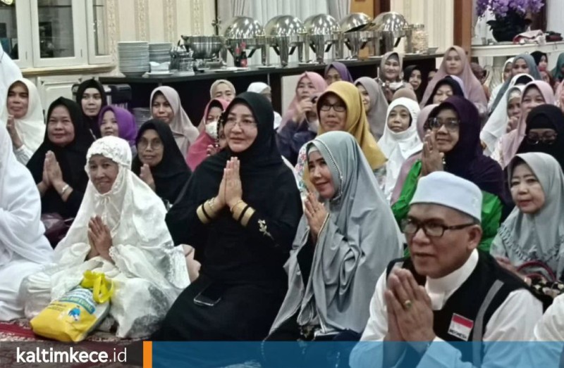 Bupati Berau Sri Juniarsih saat berfoto bersama dengan para calon jemaah haji (CJH) di rumah diFOTO: ISTIMEWA.