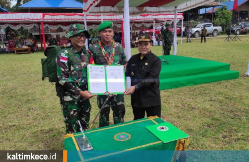 Sejumlah kegiatan yang sebagian anggarannya didukung oleh Pemkab Mahulu ini dituangkan dalam berita acara serah terima hasil pembangunan. FOTO: MIKA SUHENDRA-KALTIMKECE.ID.