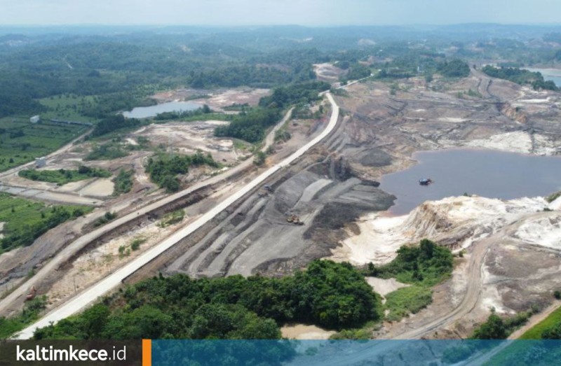 Lokasi jalan provinsi yang rusak di Kelurahan Dondang, Kecamatan Muara Jawa, Kutai Kartanegara. FOTO: MUHIBAR SOBARY ARDAN-KALTIMKECE.ID