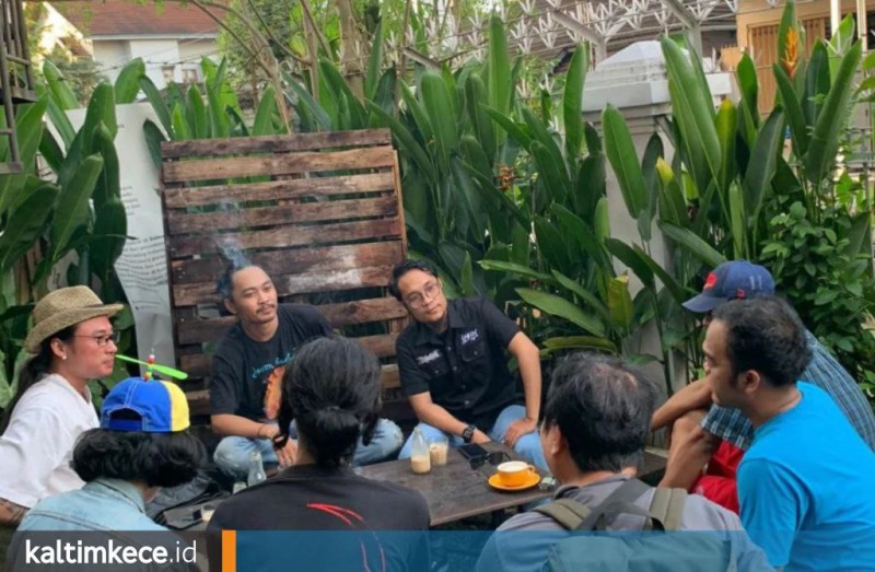 Festival Kecil Lingkungan Hidup mengadakan diskusi novel di Kopilihanku, Kamis sore, 8 Juni 2023. FOTO: ANDIKA PRATAMA