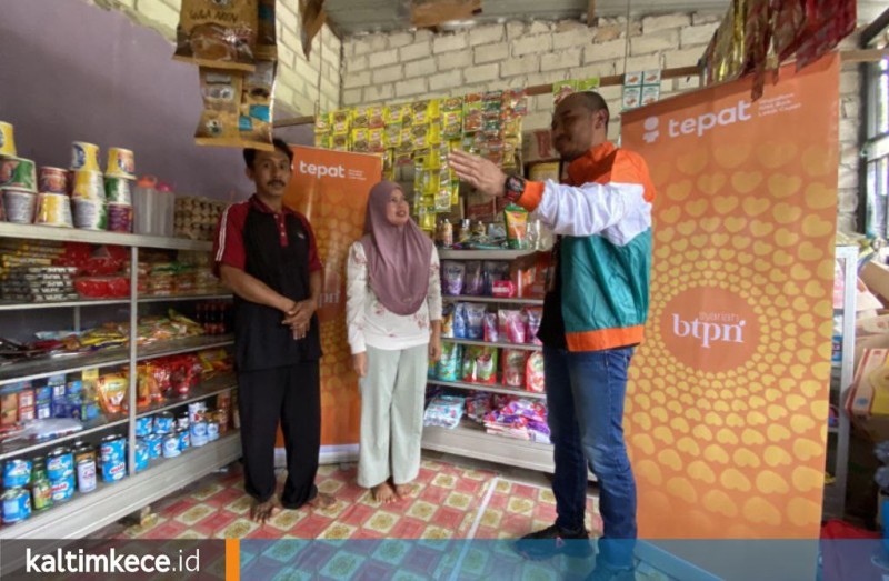 Siti Faisah, pedagang sembako di Samarinda, menerima kunjungan pihak BTPN Syariah. FOTO: GIARTI IBNU LESTARI-KALTIMKECE.ID