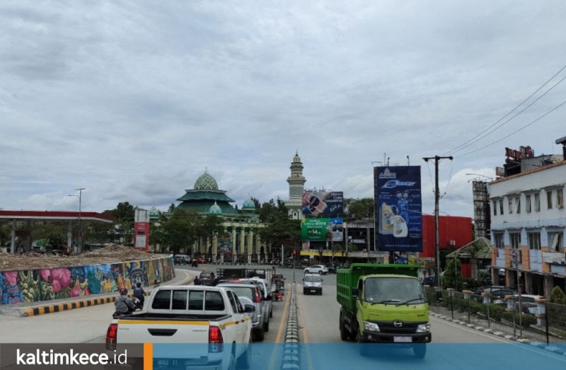 Suasana Jalan Soekarno-Hatta, Kilometer 0, Kelurahan Muara Rapak, Balikpapan Utara. Proyek pelebaran jalan ini akan dilanjutkan. FOTO: SEPTIANUS HENDRA-KALTIMKECE.ID