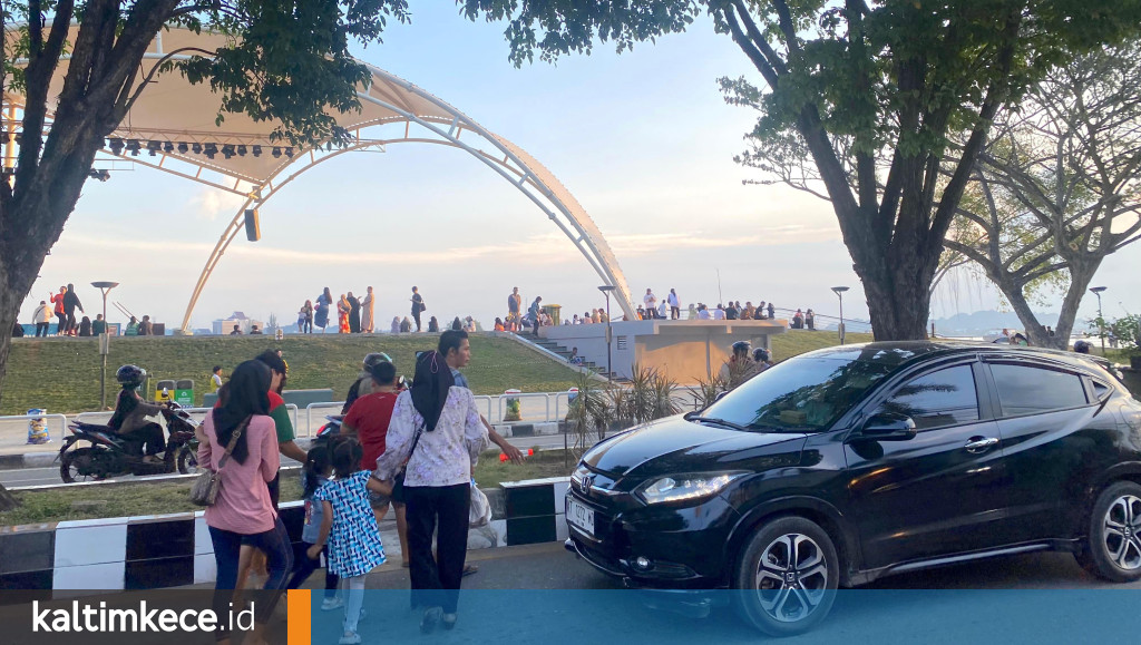 Warga menyeberangkan Jalan Gajah Mada untuk menuju Teras Samarinda pada Kamis, 26 September 2024. FOTO: INDRA-KALTIMKECE.ID