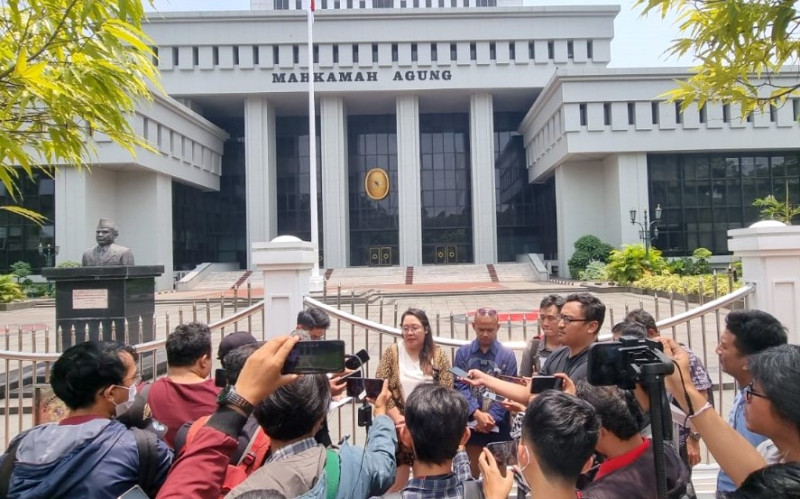 Perwakilan pemohon diwawancarai media setelah mendaftarkan permohonan uji materi ke Mahkamah Agung pada Selasa, 1 Oktober 2024. FOTO: TIM ADVOKASI TOLAK TAMBANG